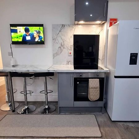 2 Bed Cosy Flat Close To Bus & Tube Station London Eksteriør billede