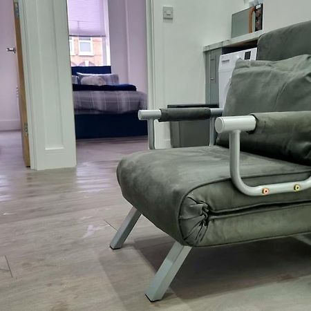 2 Bed Cosy Flat Close To Bus & Tube Station London Eksteriør billede