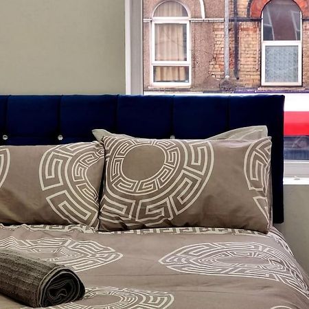 2 Bed Cosy Flat Close To Bus & Tube Station London Eksteriør billede