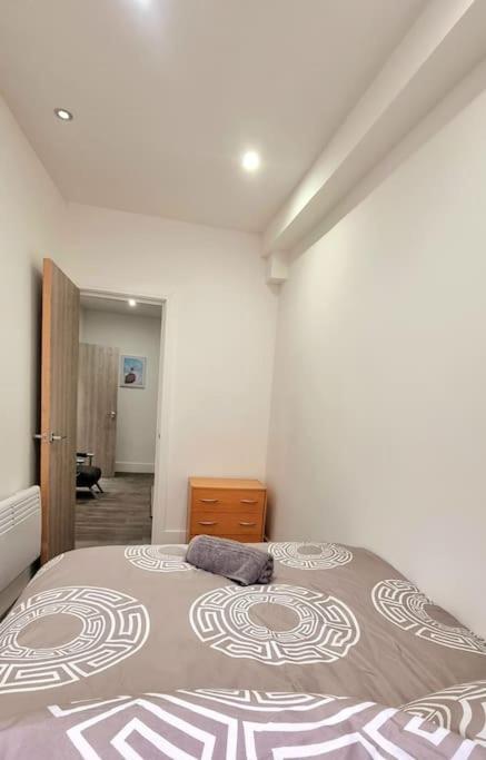 2 Bed Cosy Flat Close To Bus & Tube Station London Eksteriør billede