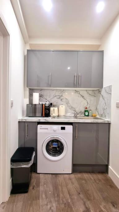 2 Bed Cosy Flat Close To Bus & Tube Station London Eksteriør billede