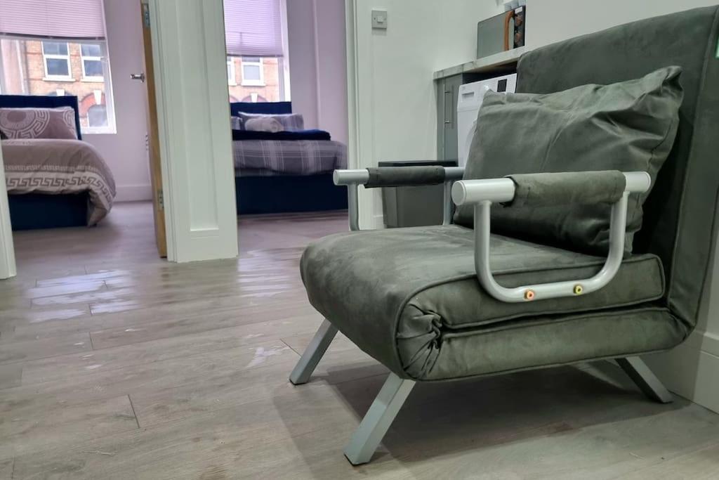 2 Bed Cosy Flat Close To Bus & Tube Station London Eksteriør billede