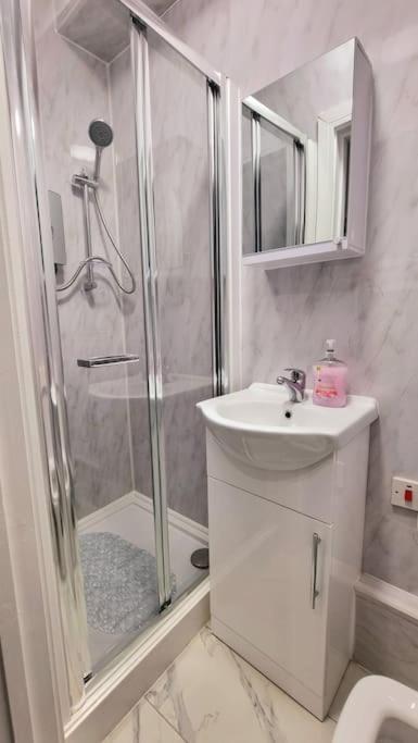 2 Bed Cosy Flat Close To Bus & Tube Station London Eksteriør billede