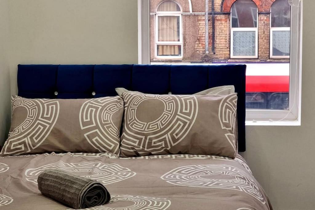 2 Bed Cosy Flat Close To Bus & Tube Station London Eksteriør billede