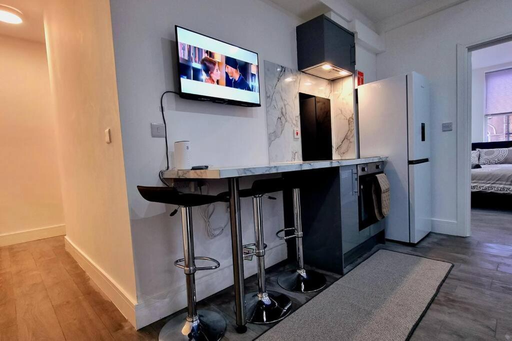 2 Bed Cosy Flat Close To Bus & Tube Station London Eksteriør billede