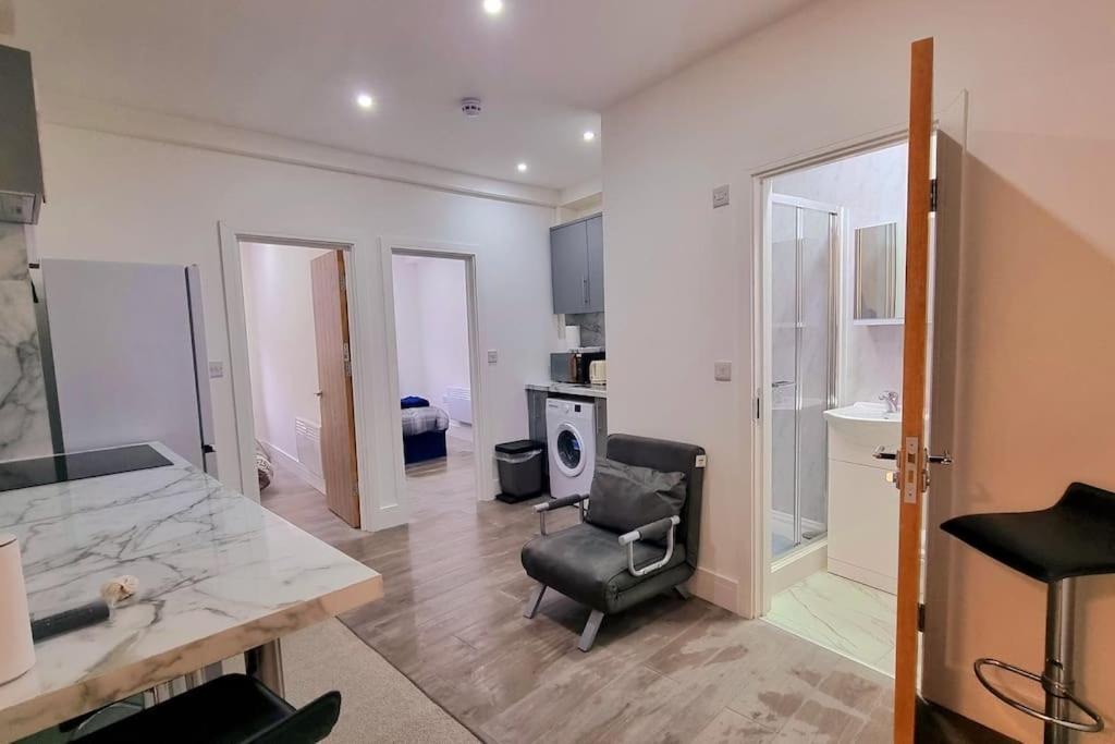 2 Bed Cosy Flat Close To Bus & Tube Station London Eksteriør billede